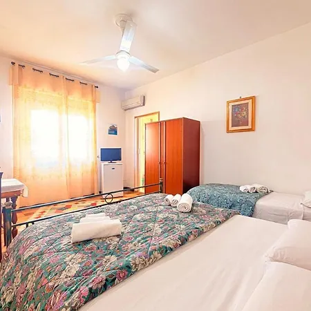 ベッド・アンド・ブレックファスト Bed & Breakfast *