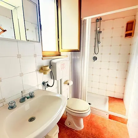 ベッド・アンド・ブレックファスト Bed & Breakfast *